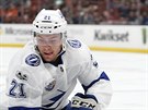 Brayden Point (vlevo) z Tampy a Sami Vatanen z Anaheimu.