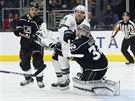 Jonathan Quick v brance Los Angeles zasahuje ped Joem Pavelskim ze San Jose.