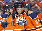 Hrái Edmontonu slaví gól. Zleva: Matt Benning, Connor McDavid a Oscar Klefbom.