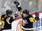 Conor Sheary (vpravo) a Sidney Crosby slaví gól.