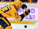 Viktor Arvidsson  z Nashviilu v prniku mezi soupei z Washingtonu.