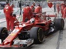 Sebastian Vettel vyjídí z box se svým vozem Ferrari.