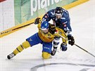 Fin Jani Lajunen (v modrém) atakuje véda Rasmuse Dahlina.