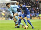 SOUBOJ V RUKAVIKÁCH. Riyad Mahrez z Leicesteru (vpravo) a Leroy Sane z...