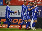 Fotbalisté Olomouce slaví branku v utkání proti Zlínu.