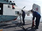Doplování paliva vrtulníku Kamov Ka-27 na americkém raketovém kiníku USS...