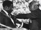 Robert Mugabe pebírá funkci prezidenta Zimbabwe od Canaana Banany (31....