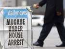 Fotografie tisku v Harare. Mugabe v domácím vzení, hlásá titulní strana (16....
