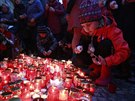 Lidé zapalují svíku u památníku na Národní tíd (17. listopadu 2017).
