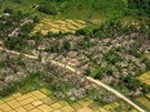Letecký snímek ukazuje spálenou vesnici Rohing na severozápad Barmy. Toto...