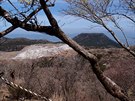 Zaátek turistické trasy na Karakunidake. Nalevo malý kráter Iózan, napravo...