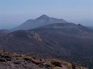 Výhled z Karakunidake na kráter inmoedake (v popedí) a ostrý kuel...