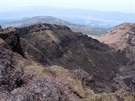 Pohled z vrcholu Karakunidake do rozeklaného kráteru s výhledem na kráterová...