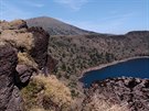 Pohled na vrchol Karakunidake od kráterového jezera Onami