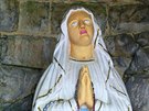 Panna Marie Lurdská v mariánské jeskyni pi léivém prameni