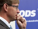 Místop�edseda ODS Martin Kupka sleduje p�edb�né volební výsledky ve �tábu...