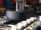 Testuje se mimo jiné ovalita  pneumatika se roztoí a stroj zjistí, jestli...
