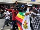 Tisíce lidí vyly do ulic zimbabwské metropole Harare oslavit oekávané svrení...