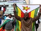 Tisíce lidí vyly do ulic zimbabwské metropole Harare oslavit oekávané svrení...