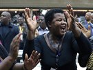Delegáti zimbabwské vládní strany ZANU-PF oslavují na mimoádné schzi v...