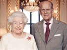 Královna Albta II. a princ Philip na portrétu z listopadu 2017 k jejich 70....