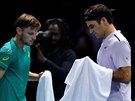 SOUSTEDNÍ SOUPEI. Roger Federer (vpravo) a David Goffin v semifinále Turnaje...