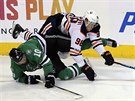 Martin Hanzal z Dallasu (dole) a Jesse Puljujarvi z Edmontonu v tvrdém souboji.