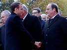 Prezident Emmanuel Macron se zdraví se svým pedchdcem Francoisem Hollandem...