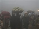 Smog trápí i Pákistán. Na snímku trhy ve mst Lahora.