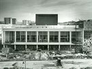 Budova dnenho Mstskho divadla se zaala stavt v roce 1960, hotovo bylo o...