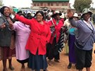 Lidé v Zimbabwe slaví svrení Roberta Mugabeho