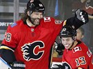 Jaromír Jágr (vlevo) z Calgary se raduje se spoluhráem Johnnym Gaudreauem z...