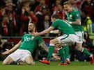 Irský fotbalista Shane Duffy (vlevo) se raduje se spoluhrái z gólu v zápase s...