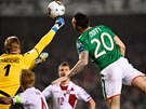 Irský fotbalista Shane Duffy (vpravo) pekonává brankáe Dánska.