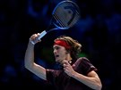 Nmecký tenista Alexander Zverev v duelu Turnaje mistr s Rogerem Federererm ze...