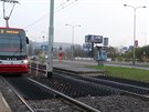 Na tramvajové zastávce v Braníku dopravní podnik testuje zábrany v kolejiti...