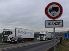 V anech u Prahy zaal platit zkaz tranzitu kamion. (13.11.2017)