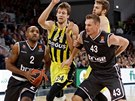 Jan Veselý (druhý zleva) z Fenerbahce se snaí zastavit Rickyho Hickmana...