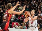 výcarská basketbalistka Evita Herminjardová stílí na belgický ko.