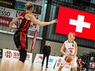 výcarská basketbalistka Miriam Sonja Baumannová (uprosted) hledá cestu pes...