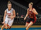 výcarská basketbalistka Evita Herminjardová (vlevo) uniká Kim Mestdaghové z...