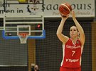 eská basketbalistka Alena Hanuová stílí na nmecký ko.