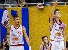 Radost svitavských basketbalist Pavla Slezáka (vlevo) a Luboe Kováe
