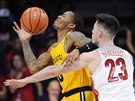 Jairus Lyles (vlevo) z UMBC pod tlakem Alexe Barcella z Arizony.