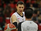 Nymburský basketbalista Petr Benda se pe s rozhodím.