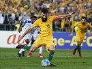 Australský fotbalista Mile Jedinak se proti Hondurasu prosazuje z penalty.
