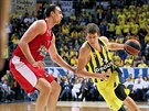 Jan Veselý (vpravo) z Fenerbahce obchází Nikolu Milutinova z Olympiakosu.