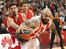 Nando De Colo (vlevo) z CSKA Moskva tlaí na Pera Antie z Crvené zvezdy...