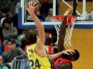 Jan Veselý (vlevo) z Fenerbahce smeuje do koe CSKA Moskva a jet rázn...