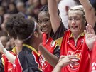Královéhradecké basketbalistky Pamela-Therese Effangová, Isnelle Natabou a...